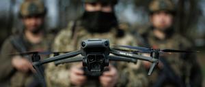 Ukrainische Soldaten steuern eine Drohne.
