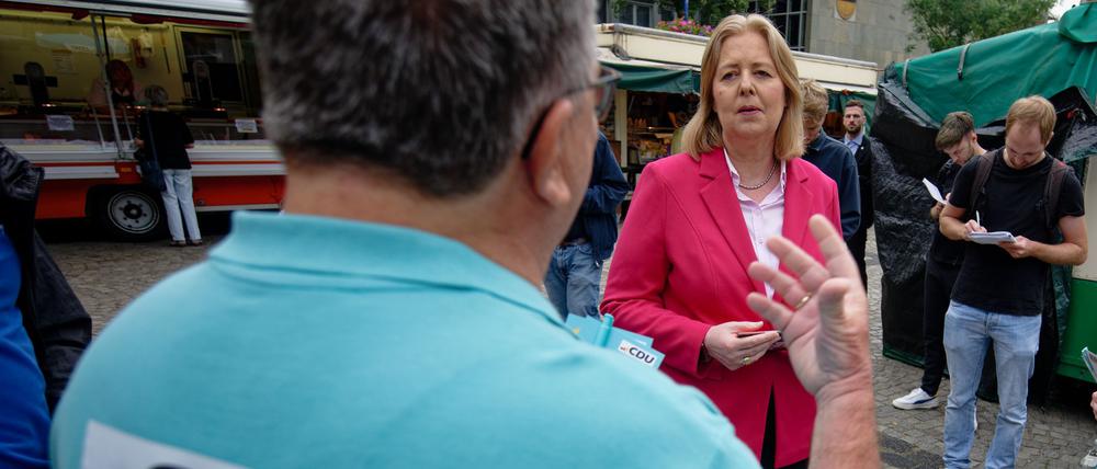 Duisburg: Bärbel Bas, Vorsitzende der SPD, spricht  mit einem Wahlkämpfer der CDU. Bas unterstützt ihre Partei beim Kommunalwahlkampf in ihrer Heimatstadt.
