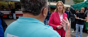 Duisburg: Bärbel Bas, Vorsitzende der SPD, spricht  mit einem Wahlkämpfer der CDU. Bas unterstützt ihre Partei beim Kommunalwahlkampf in ihrer Heimatstadt.