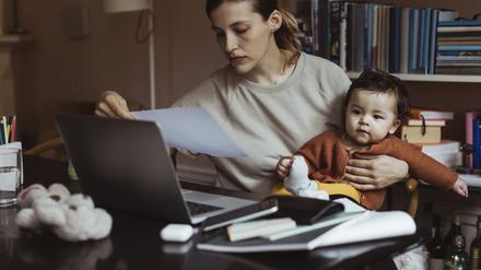 Die Geburtenrate sinkt, aber die Kinderlosenquote bleibt ungefähr auf dem alten Niveau von 21 Prozent. 