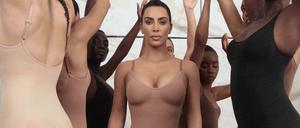 Unternehmerin und Reality-TV-Superstar Kim Kardashian verdient viel Geld damit, dass sie Körpern abspricht zu schwabbeln.