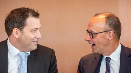 Bundeskanzler Friedrich Merz (CDU, r) spricht mit Lars Klingbeil (SPD), Bundesminister der Finanzen.