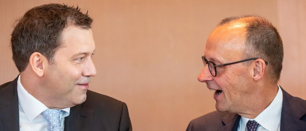 Bundeskanzler Friedrich Merz (CDU, r) spricht mit Lars Klingbeil (SPD), Bundesminister der Finanzen.