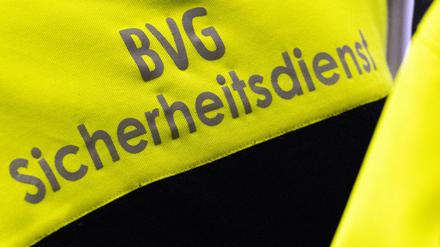 Bisher tragen nur Mitarbeiterinnen und Mitarbeiter des Sicherheitsdienstes der BVG Bodycams. (Symbolbild)
