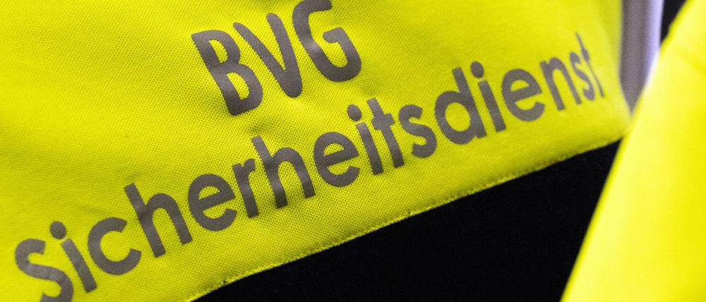 Bisher tragen nur Mitarbeiterinnen und Mitarbeiter des Sicherheitsdienstes der BVG Bodycams. (Symbolbild)