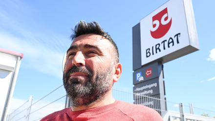Muzayfe Doganer, Vorsitzender des Betriebsrats beim Dönerspieß-Hersteller Birtat freut sich über den Tarifabschluss. (Foto aktuell)
