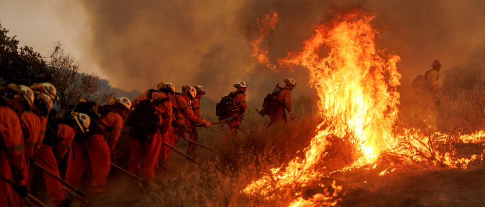 Die kalifornische Feuerwehr versucht intensiv, das „Canyon Fire“ nordwestlich von Los Angeles zu bekämpfen.