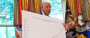 US-Präsident Donald Trump hält eine Grafik hoch, während er im Oval Office des Weißen Hauses über die Wirtschaft spricht.