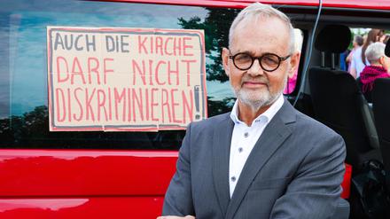 Der Chefarzt des Zentrums für Frauenheilkunde am Klinikum Lippstadt, Joachim Volz, bei der Demonstration vor der Gerichtsverhandlung in Lippstadt.