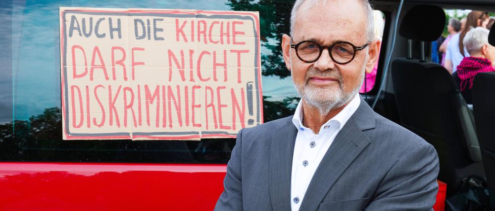 Der Chefarzt des Zentrums für Frauenheilkunde am Klinikum Lippstadt, Joachim Volz, bei der Demonstration vor der Gerichtsverhandlung in Lippstadt.