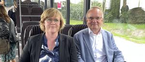 Testeten den Schienenersatzverkehr: Brandenburgs Verkehrsminister Detlef Tabbert (BSW, rechts) und die SPD-Landtagsabgeordnete Julia Sahi.
