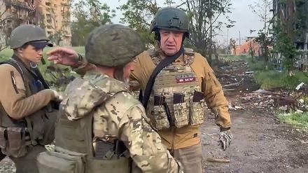Jewgeni Prigoschin mit zwei seiner Söldner im Mai 2023 im ukrainischen Bachmut. 