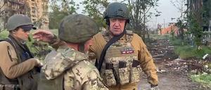 Jewgeni Prigoschin mit zwei seiner Söldner im Mai 2023 im ukrainischen Bachmut. 