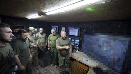 Der ukrainische Präsident Wolodymyr Selenskyj bei einem Besuch der Truppen in der Region Sumy.