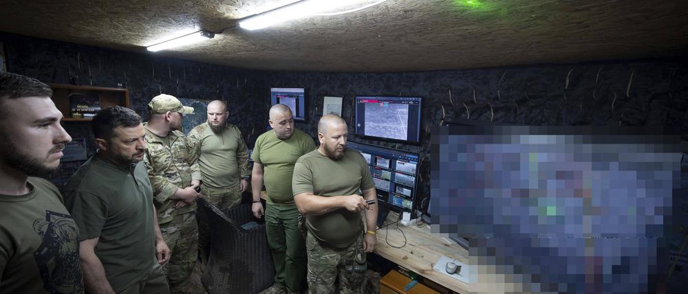 Der ukrainische Präsident Wolodymyr Selenskyj bei einem Besuch der Truppen in der Region Sumy.