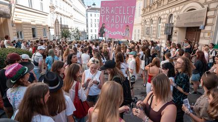 Wien am Freitag: Taylor-Swift-Fans versammeln sich und tauschen Armbänder aus.