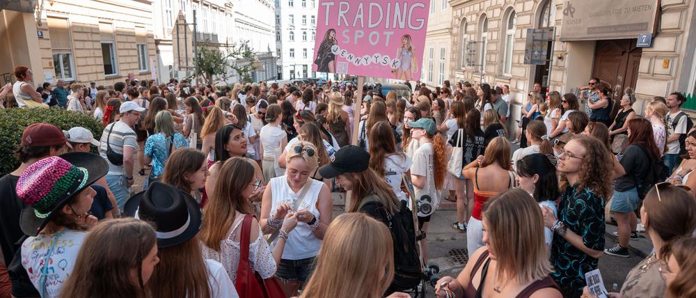 Wien am Freitag: Taylor-Swift-Fans versammeln sich und tauschen Armbänder aus.