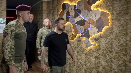 Wolodymyr Selenskyj vor einer Karte der Ukraine.
