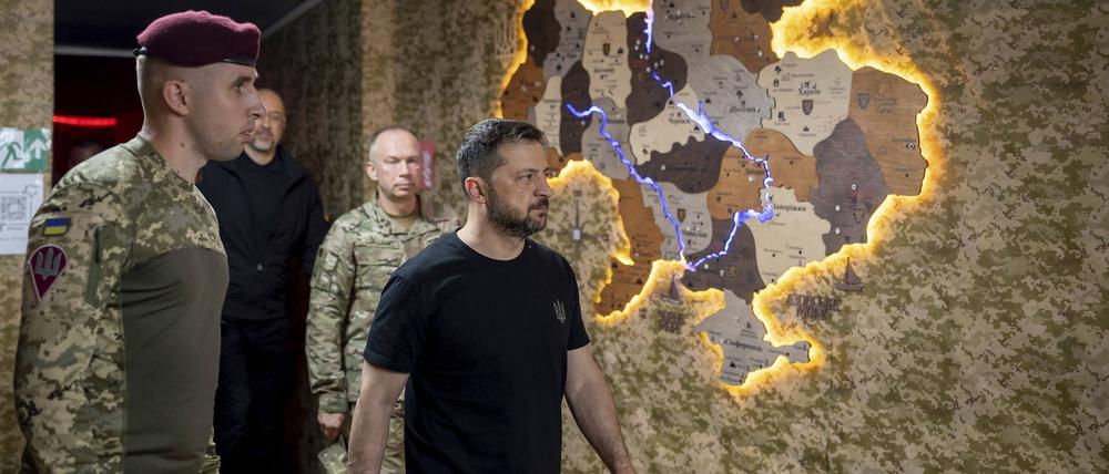 Wolodymyr Selenskyj vor einer Karte der Ukraine.