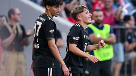 Lennart Karl (r.) hat seinen Vertrag beim FC Bayern München verlängert.