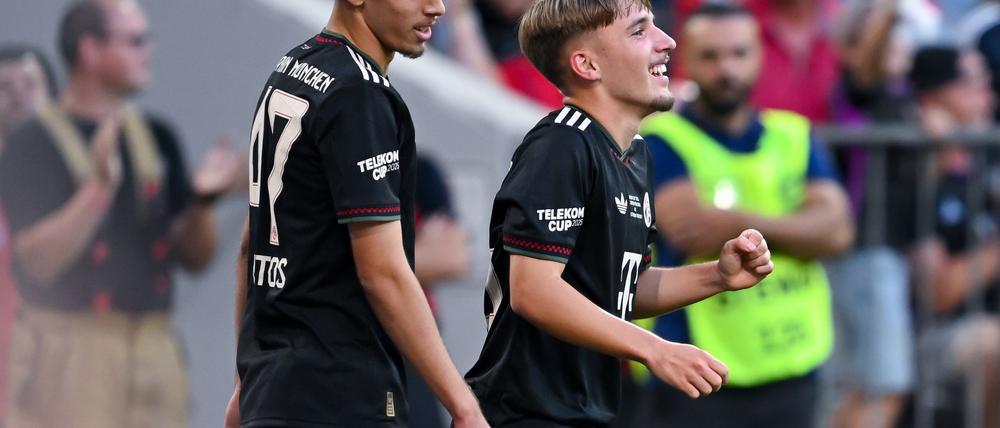 Lennart Karl (r.) hat seinen Vertrag beim FC Bayern München verlängert.
