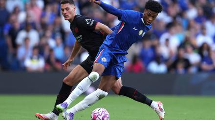 Auch Leverkusens Stürmer Patrik Schick (l) konnte die Testspiel-Niederlage gegen den FC Chelsea nicht abwenden.