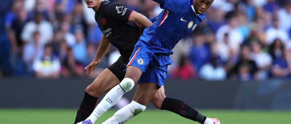 Auch Leverkusens Stürmer Patrik Schick (l) konnte die Testspiel-Niederlage gegen den FC Chelsea nicht abwenden.