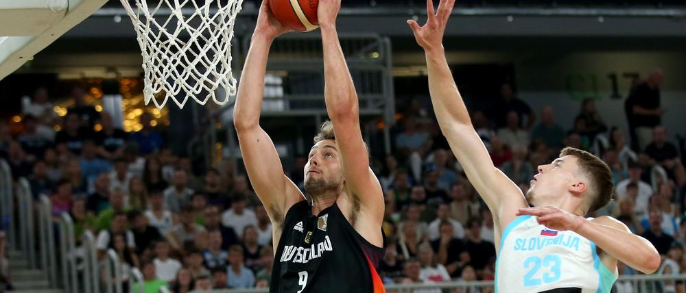 Franz Wagner und die deutschen Basketballer haben den ersten EM-Test gewonnen.