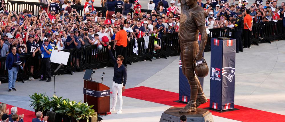Tom Brady steht vor seiner 12 Fuß hohen Statue - in Anlehnung an seine Rückennummer 12.