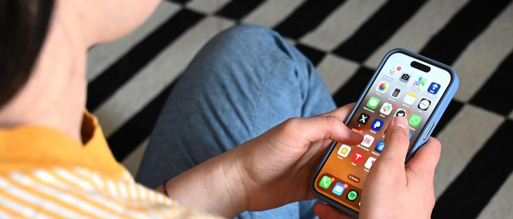 Eltern wollen laut einer neuen Umfrage ein Handy-Verbot an Schulen. (Symbolbild)