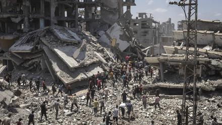 Palästinenser warten in Gaza-Stadt auf Lebensmittel.