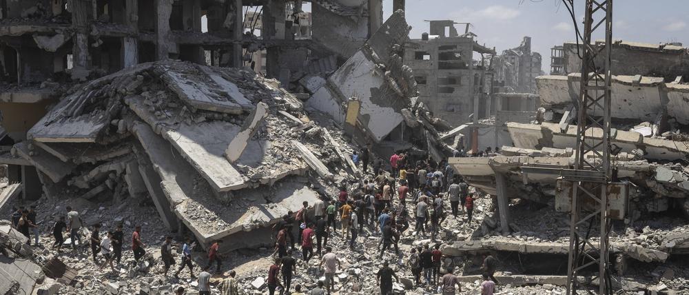 Palästinenser warten in Gaza-Stadt auf Lebensmittel.
