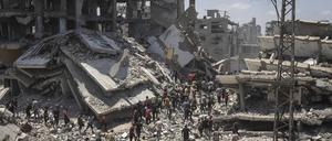 Palästinenser warten in Gaza-Stadt auf Lebensmittel.