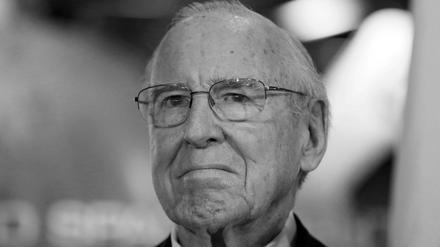 Der ehemalige Austronaut James A. Lovell, Jr., nimmt an der Veranstaltung „Christmas Eve Broadcast to Earth“ zum 45. Jahrestag von Apollo 8 im Museum of Science and Industry in Chicago teil (Archivbild).