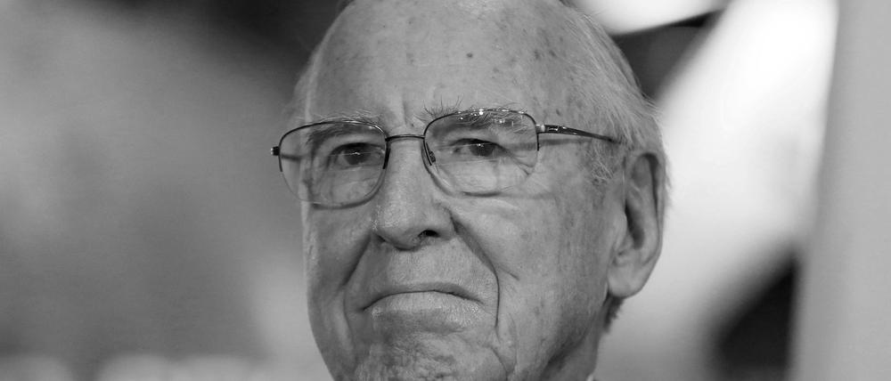 Der ehemalige Austronaut James A. Lovell, Jr., nimmt an der Veranstaltung „Christmas Eve Broadcast to Earth“ zum 45. Jahrestag von Apollo 8 im Museum of Science and Industry in Chicago teil (Archivbild).