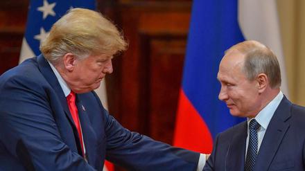 US-Präsident Donald Trump und der russische Präsident Wladimir Putin schütteln sich die Hände (Symbolbild).