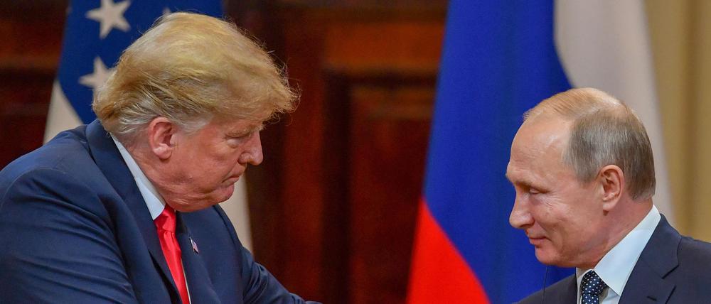 US-Präsident Donald Trump und der russische Präsident Wladimir Putin schütteln sich die Hände (Symbolbild).