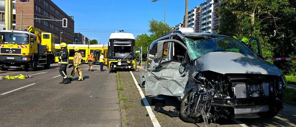 In Marzahn-Hellersdorf ist eine Tram entgleist.
