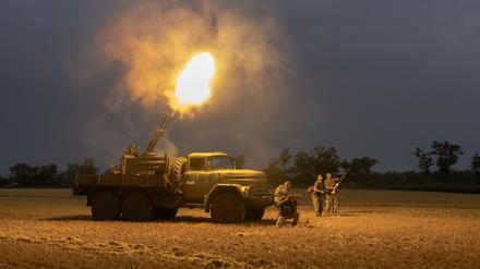 TOPSHOT - Ukrainian servicemen of the 59th brigade mobile air defence unit fire a Soviet made ZU-23 anti-aircraft twin autocannon towards a Russian drone during an air attack near Pavlograd, Dnipropetrovsk region on July 19, 2025, amid the Russian invasion of Ukraine. Russia's deadly Geran drones, based on the Iranian technology, have been wreaking havoc on Ukraine since the beginning of the war three years ago. But since May 2026, they became more, with hundreds of drones now harassing cities and killing civilians almost daily. (Photo by Roman PILIPEY / AFP)