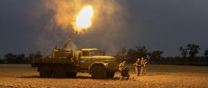 TOPSHOT - Ukrainian servicemen of the 59th brigade mobile air defence unit fire a Soviet made ZU-23 anti-aircraft twin autocannon towards a Russian drone during an air attack near Pavlograd, Dnipropetrovsk region on July 19, 2025, amid the Russian invasion of Ukraine. Russia's deadly Geran drones, based on the Iranian technology, have been wreaking havoc on Ukraine since the beginning of the war three years ago. But since May 2026, they became more, with hundreds of drones now harassing cities and killing civilians almost daily. (Photo by Roman PILIPEY / AFP)