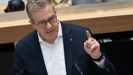 Finanzsenator Stefan Evers (CDU)  geht gerne in den Tierpark Friedrichsfelde, um den Kopf freizubekommen. (Archivbild)