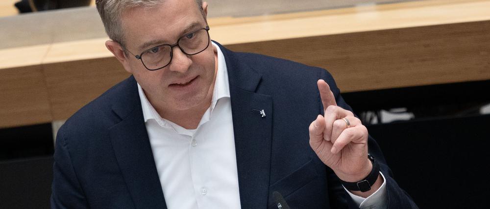 Finanzsenator Stefan Evers (CDU) geht gerne in den Tierpark Friedrichsfelde, um den Kopf freizubekommen. (Archivbild)