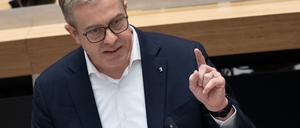 Finanzsenator Stefan Evers (CDU)  geht gerne in den Tierpark Friedrichsfelde, um den Kopf freizubekommen. (Archivbild)