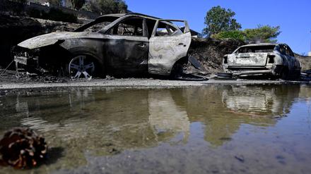 Die Brände haben hohe Schäden verursacht - Häuser und Autos verbrannten.