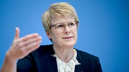 Veronika Grimm, Mitglied im Sachverständigenrat der Bundesregierung, spricht bei einer Pressekonferenz.