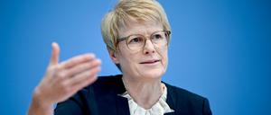 Veronika Grimm, Mitglied im Sachverständigenrat der Bundesregierung, spricht bei einer Pressekonferenz.
