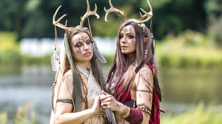 Liebhaber von Science Fiction und Fantasy-Reihen feiern beim Elbenwald-Festival im Spreeauenpark in Cottbus.