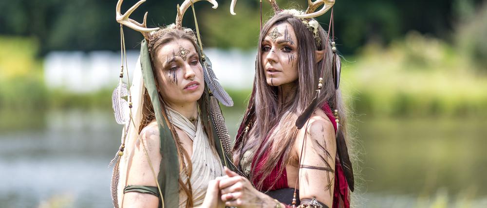 Liebhaber von Science Fiction und Fantasy-Reihen feiern beim Elbenwald-Festival im Spreeauenpark in Cottbus.