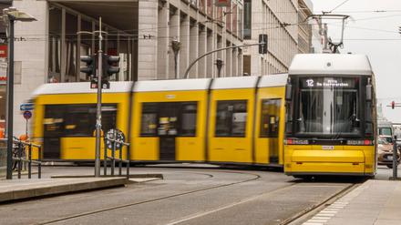 Beim Abbiegen fährt ein älterer Mann gegen eine Berliner Straßenbahn. (Symbolbild)