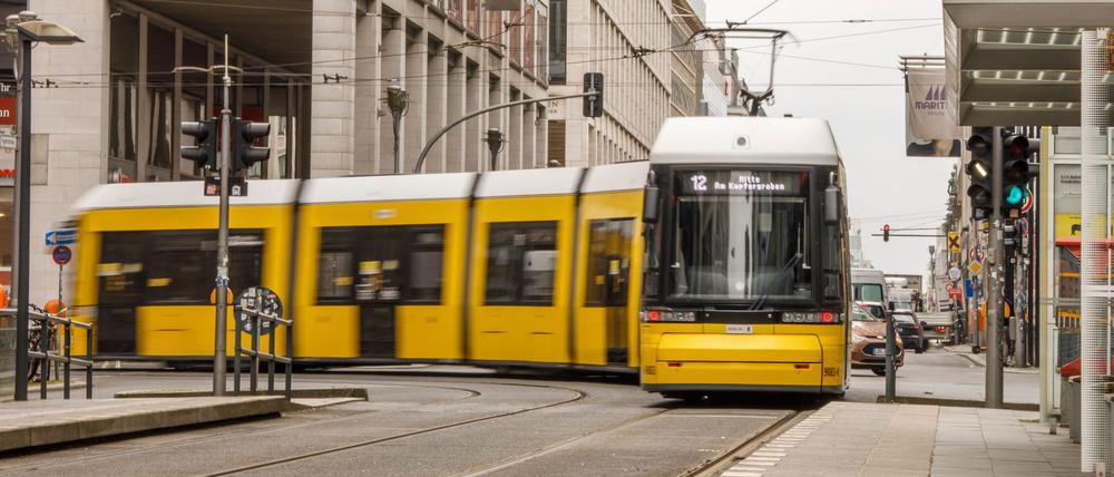 Beim Abbiegen fährt ein älterer Mann gegen eine Berliner Straßenbahn. (Symbolbild)